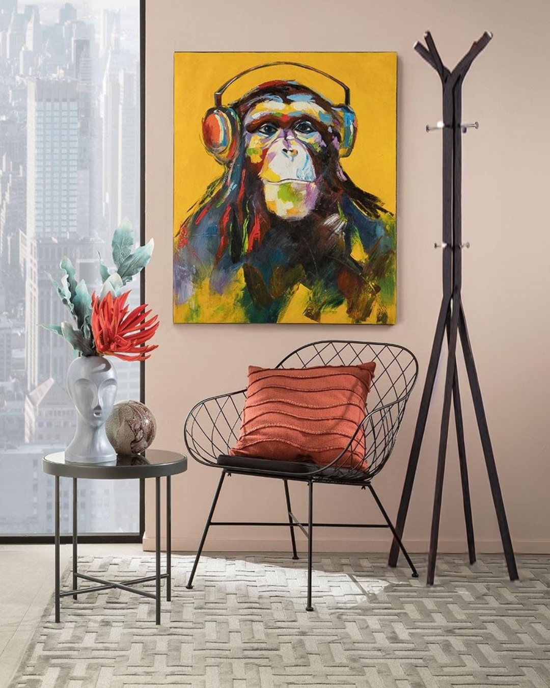 appendiabiti L'Oca Nera in acciaio color antracite alto con quattro gambe di design, ambientato in un salotto moderno con poltrona in ferro battuto e quadro scimmia sfondo giallo