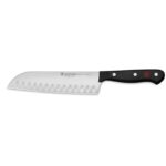 coltello santoku con alveoli in acciaio inossidabile e manico in resina nera con tre rivetti e logo rosso Wusthof