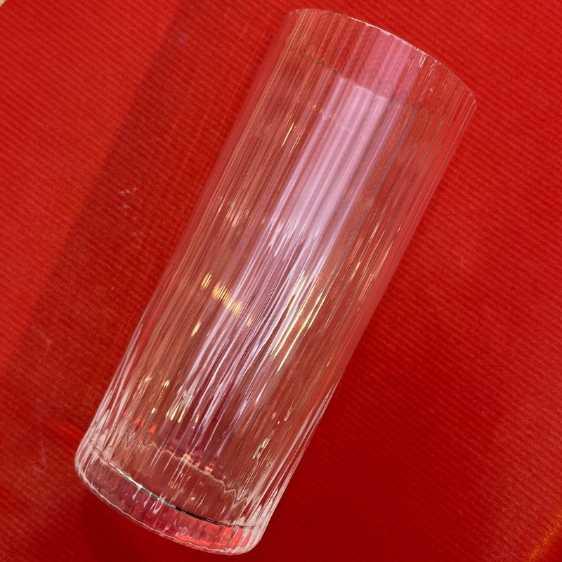 bicchiere in vetro di murano carlo moretti con righe verticali alto e stretto sfondo rosso