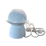 lamapada con base e parte superiore a semi cupola, bianca,in porcellana biscuit, con decoro inciso dello skyline di newyork, particolare della statua della liberta, marca bernardaud limoges litofanie